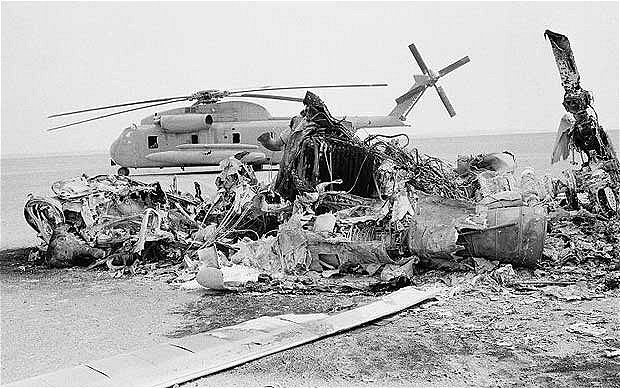 1980年、イランのタバス砂漠で失敗に終わった米軍の人質救出作戦「イーグルクロー作戦」の現場に残された残骸。［写真　米陸軍軍事史センター陸軍博物館 キャプチャー］