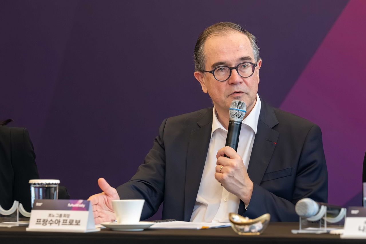 ルノーグループのランソワ・プロボ会長が2日にソウル市内のホテルで開かれた記者懇談会で「futuREady（フューチャレディ）」戦略を説明している。［写真 ルノーコリア］