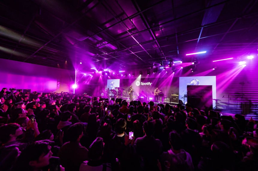 歌手のカーダーガーデン（CAR, THE GARDEN）が昨年11月、ソウル聖水洞（ソンスドン）で開かれた「Spotify House ソウル」イベントで熱唱している。［写真　Spotify］