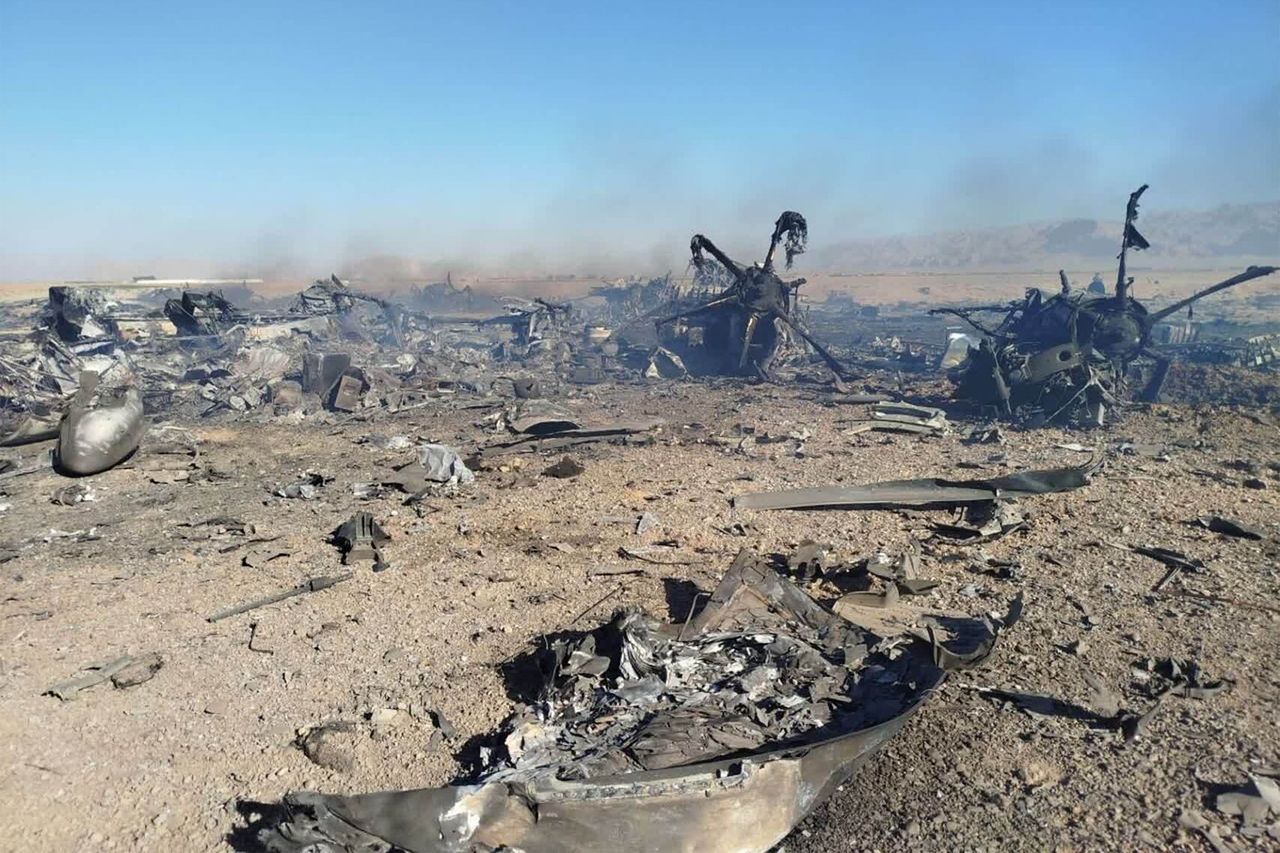 イラン革命防衛隊（IRGC）が5日（現地時間）、イラン中部地域で米軍機を撃墜したとし、国営メディアを通じて公開した航空機の残骸写真。［AFP＝聯合ニュース］