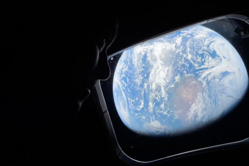 月へ向かう「アルテミス2号」任務の途中、リード・ワイズマン宇宙飛行士が2日（現地時間）、宇宙船の窓越しに地球を見下ろす様子。NASAが公開したこの写真には、淡い緑色のオーロラが捉えられている。［AP＝聯合ニュース］