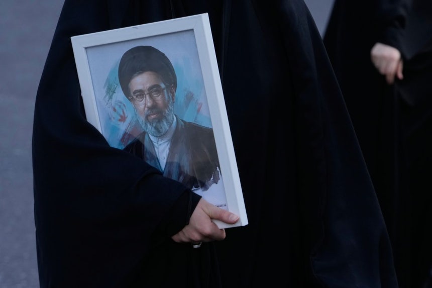 イラン最高指導者アヤトラ・モジタバ・ハメネイ師の肖像画。AP＝聯合ニュース