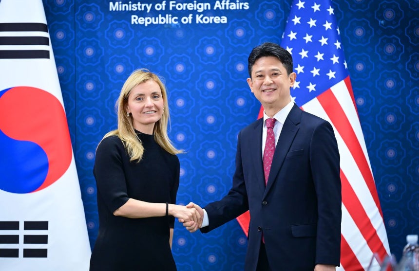  韓国外交部の林相佑公共外交大使（右）が1日に訪韓したロジャーズ米国務次官（公共外交担当）との協議に先立ち記念撮影をしている。［写真 韓国外交部］