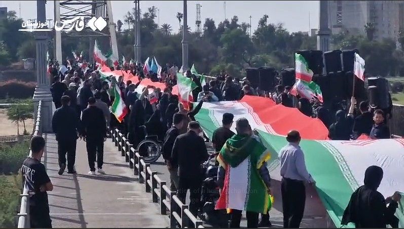 イラン南西部フーゼスターン州アフワーズの橋に集まった市民。［写真 パルス通信 キャプチャー］