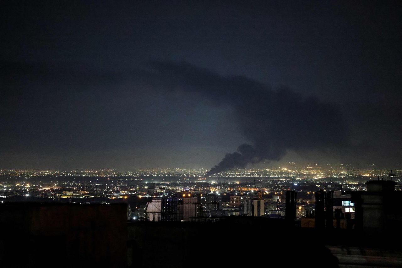   空爆により煙が立ちのぼるテヘラン。AFP＝聯合ニュース