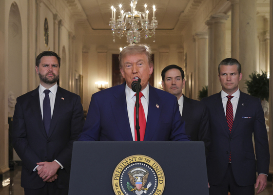 ドナルド・トランプ米大統領が昨年6月、ワシントンDCのホワイトハウスで記者会見を行っている。左からJ・D・バンス副大統領、トランプ大統領、マルコ・ルビオ国務長官、ピート・ヘグセス国防長官。［AP＝聯合ニュース］