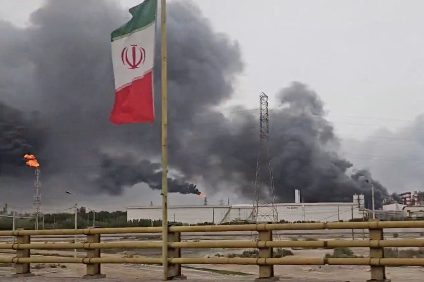 4日、米国とイスラエルの空襲で黒い煙が広がるイラン南西部のマフシャフル石油化学団地 ［ロイター＝聯合ニュース］