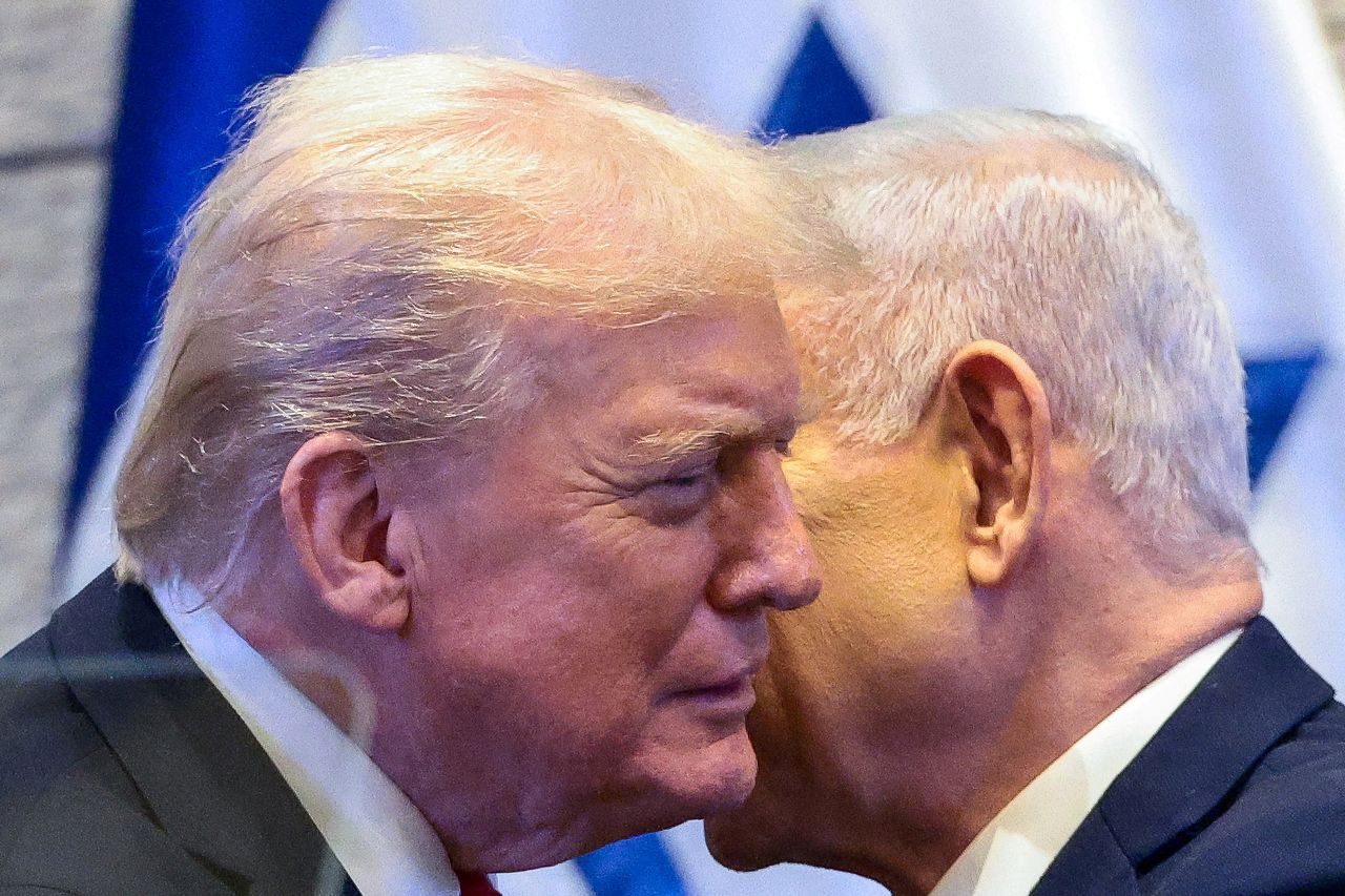   秘密の対話を交わすドナルド・トランプ米大統領とイスラエルのベンヤミン・ネタニヤフ首相。［ロイター＝聯合ニュース］