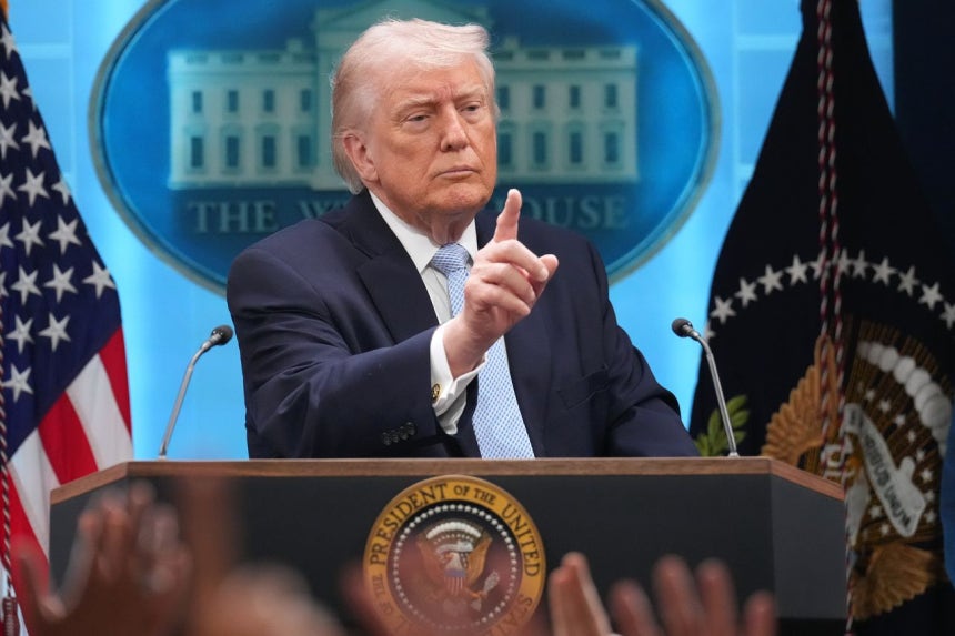 6日（現地時間）、米国・ワシントンD．C．のホワイトハウスのブリーフィングルームで記者会見を行うドナルド・トランプ米国大統領。AP＝聯合ニュース