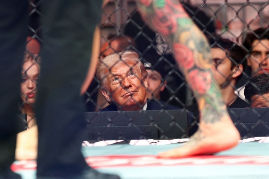 UFCの試合を観戦するドナルド・トランプ大統領。［ロイター＝聯合ニュース］