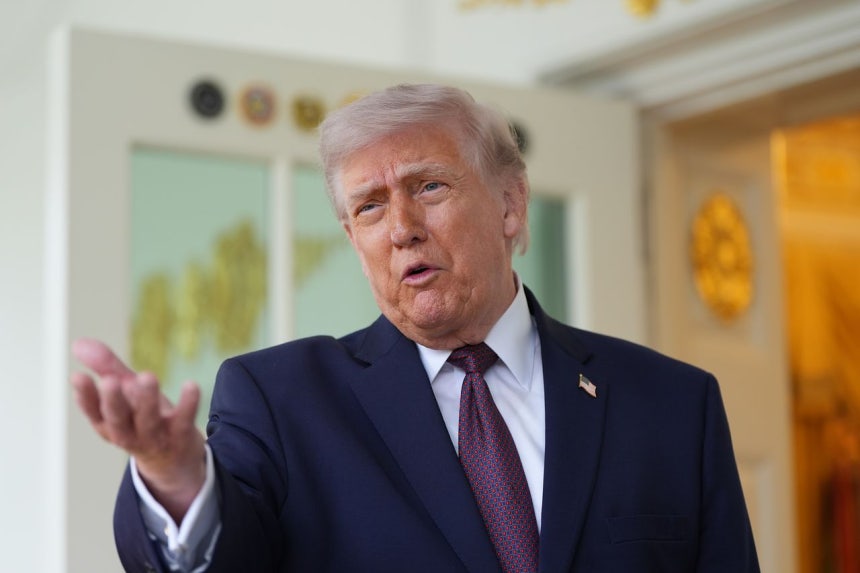 13日（現地時間）、ワシントンD．C．のホワイトハウスで、ドナルド・トランプ米国大統領が記者団と対話している。AP＝聯合ニュース