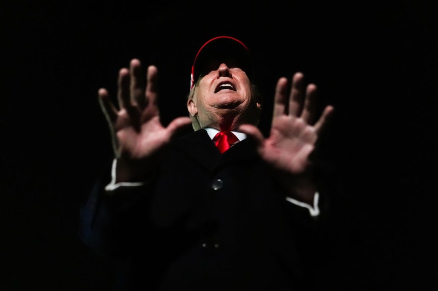 ドナルド・トランプ米大統領が12日（現地時間）、メリーランド州アンドルーズ統合基地に到着し、専用機エアフォースワンから降りて待機していた取材陣と会話している。［AP＝聯合ニュース］