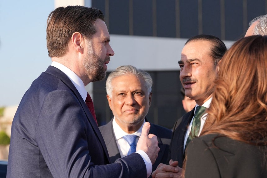 J・D・バンス米国副大統領（左）が12日（現地時間）、パキスタン・イスラマバードでイランとの終戦交渉を終えた後、米空軍2号機に搭乗する前、パキスタン陸軍参謀総長のアシム・ムニール元帥と会話している。［ロイター＝聯合ニュース］