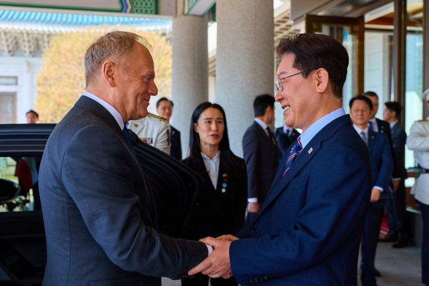 李在明大統領が13日に青瓦台でポーランドのトゥスク首相を出迎えている。［写真 青瓦台］