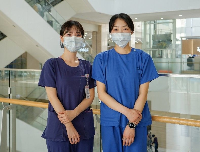 海雲台（ヘウンデ）白病院血液腫瘍内科のイ・ナヨン看護師（左）・救急集中治療室のキム・ナヒョン看護師（右）。［海雲台白病院＝聯合ニュース］