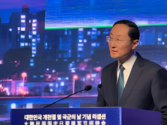 2024年9月25日、在北京韓国大使館公邸で開かれた開天節（建国記念日）および国軍の日レセプションで、主賓として出席した中国外交部の孫衛東副部長が祝辞を述べている。シン・ギョンジン特派員
