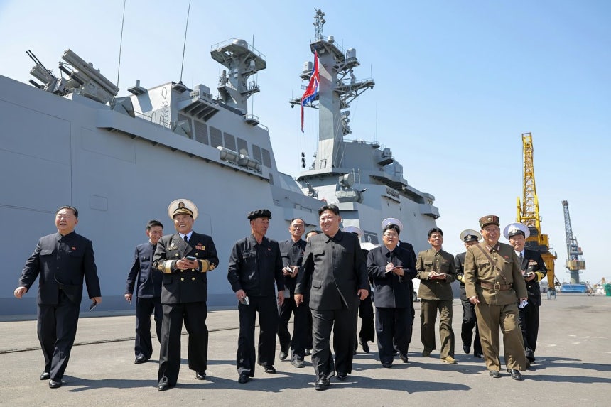 労働新聞は12日に5000トン級駆逐艦「崔賢」で金正恩国務委員長が参観する中、戦略巡航ミサイルと対艦ミサイル発射試験を進めたと明らかにした。［写真 労働新聞＝ニュース1］