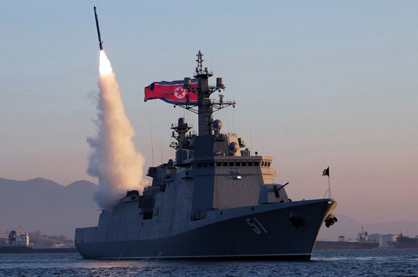 北朝鮮が12日に5000トン級駆逐艦「崔賢」で戦略巡航ミサイルと艦対艦ミサイル発射試験を実施する様子。［写真 労働新聞＝ニュース1］