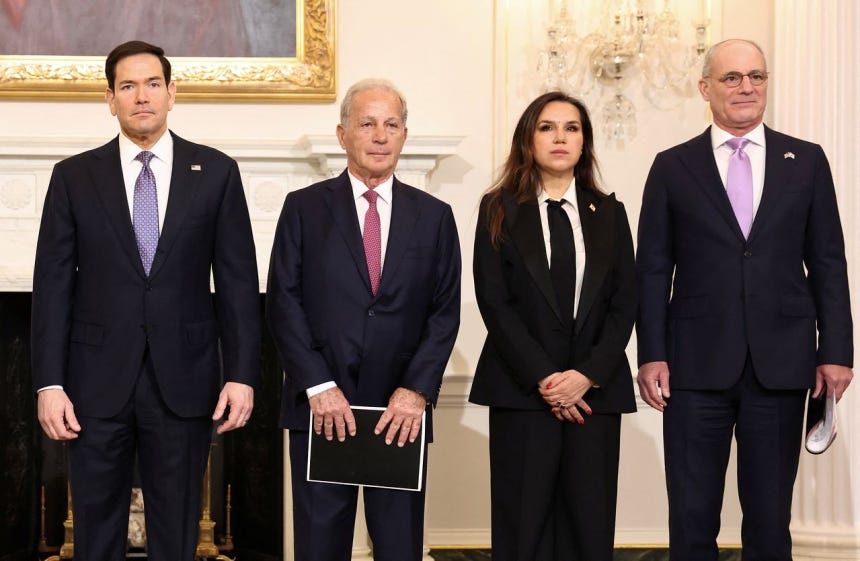 現地時間14日、米国ワシントンの国務省でマルコ・ルビオ米国務長官、ミシェル・イッサ駐レバノン米国大使、ナダ・ハマデ・モアワド駐米レバノン大使、イェヒエル・ライター駐米イスラエル大使が交渉に先立ち記念撮影に臨んでいる。ロイター＝聯合ニュース
