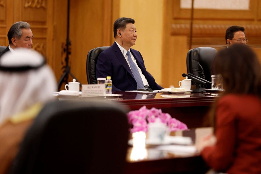 中国の習近平国家主席が14日、人民大会堂でアブダビのハリド皇太子と会って発言している。［写真 ロイター＝聯合ニュース］