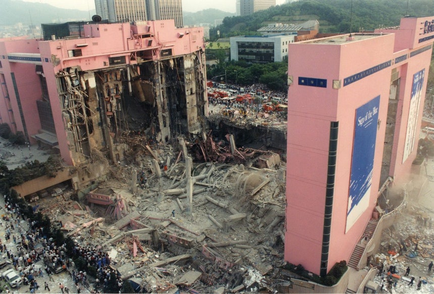 1995年6月の三豊百貨店崩壊事故当時、情報当局は北朝鮮の介入の可能性を調べるため現場活動を行った。 ［中央フォト］