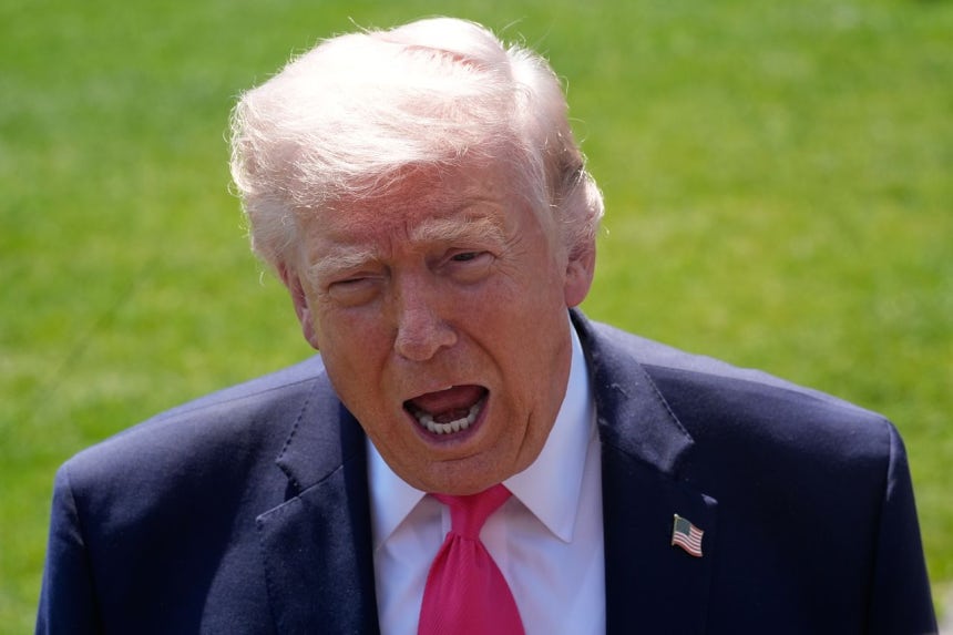 16日（現地時間）、米国・ワシントンD．C．のホワイトハウスで、ドナルド・トランプ米大統領が大統領専用ヘリコプターに乗って移動する前に取材陣と言葉を交わしている。AP＝聯合ニュース