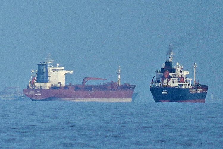 ホルムズ海峡のタンカーと貨物船（記事の内容とは関係ありません）。［写真 AP＝聯合ニュース］