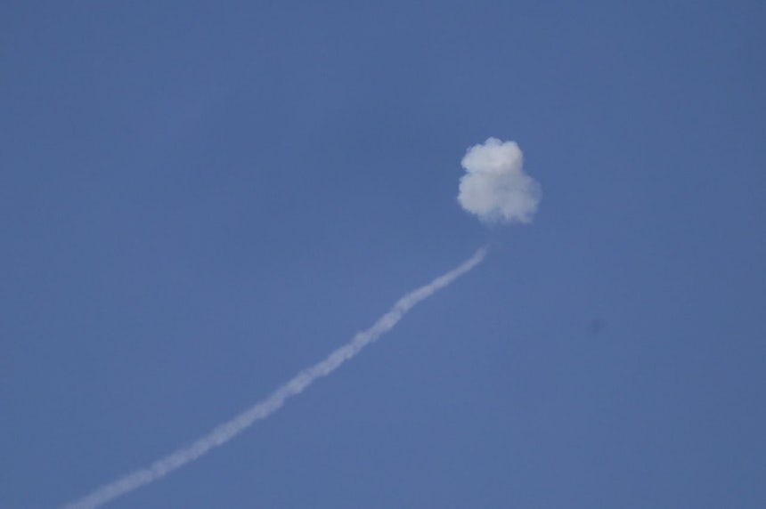 16日、イスラエルのアイアンドームがレバノン国境地帯でヒズボラが撃ったロケット砲を迎撃している。［写真 ロイター＝聯合ニュース］