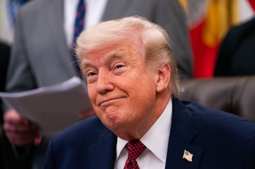 ドナルド・トランプ米国大統領が18日（現地時間）、ホワイトハウスのオーバルオフィスで大統領令に署名した後、笑みを浮かべている。［EPA＝聯合ニュース］