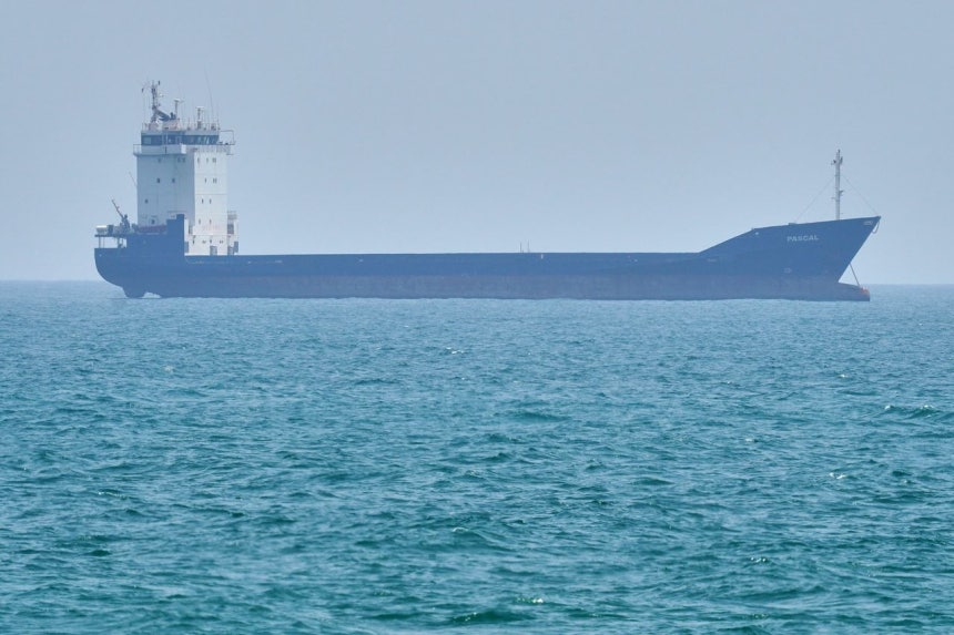 18日（現地時間）、ホルムズ海峡付近のイラン・ゲシュム島沿岸にタンカーが停泊している。［AP＝聯合ニュース］
