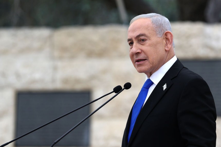 イスラエルのネタニヤフ首相が21日（現地時間）、エルサレムのヘルツルの丘の軍墓地で行われたイスラエル戦没将兵追悼記念日（ヨム・ハジカロン）式典で演説している［EPA＝聯合ニュース］