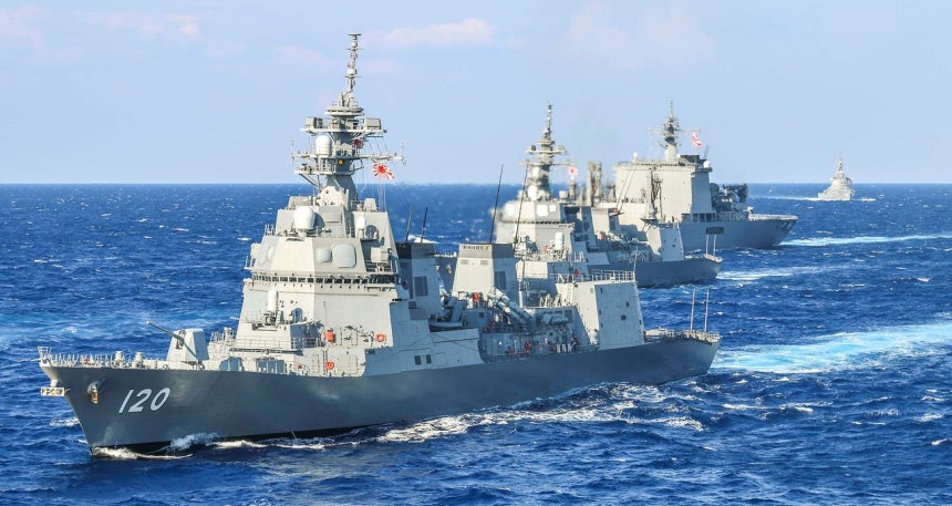 海上機動訓練中の海上自衛隊。［写真 米太平洋軍司令部］