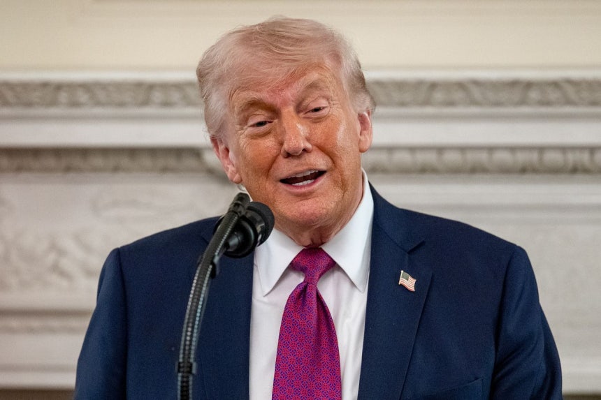 21日、ホワイトハウスでトランプ米大統領が発言している。［写真 EPA＝聯合ニュース］