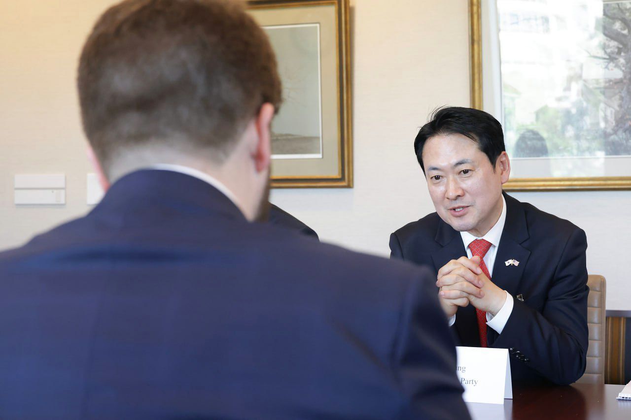  米官僚の後ろ姿と韓国野党代表 ［写真 国民の力］