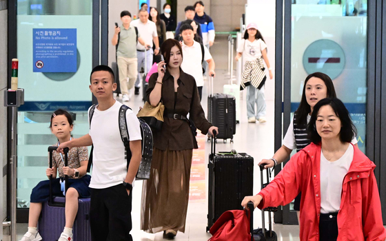 昨年9月29日、中国人観光客のビザなし観光が始まり中国人観光客が仁川国際空港第1ターミナルから入国している。［中央フォト］