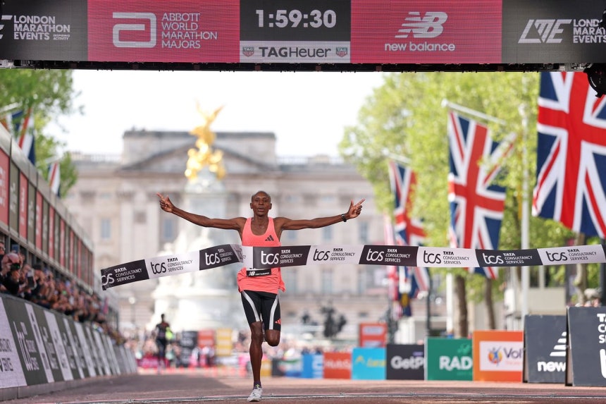 セバスチャン・サウェが人類で初めてマラソンフルコース42．195キロを2時間内に走った。サウェの4回目のマラソン挑戦だった。［EPA＝聯合ニュース］