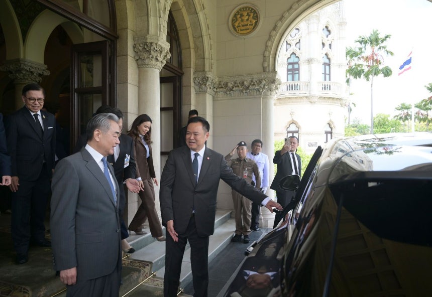 24日にバンコク政府庁舎でタイのアヌティン首相（右）が中国の王毅外相と会談後に中国製電気自動車のドアを開けている。この日アヌティン首相はBYDの車を運転して昼食会場に移動した。［写真 EPA＝聯合ニュース］