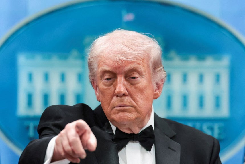 ドナルド・トランプ米大統領が25日（現地時間）、自身を狙った暗殺未遂事件の発生直後、ワシントンDCのホワイトハウスに戻り、記者会見を行っている。［ロイター＝聯合ニュース］