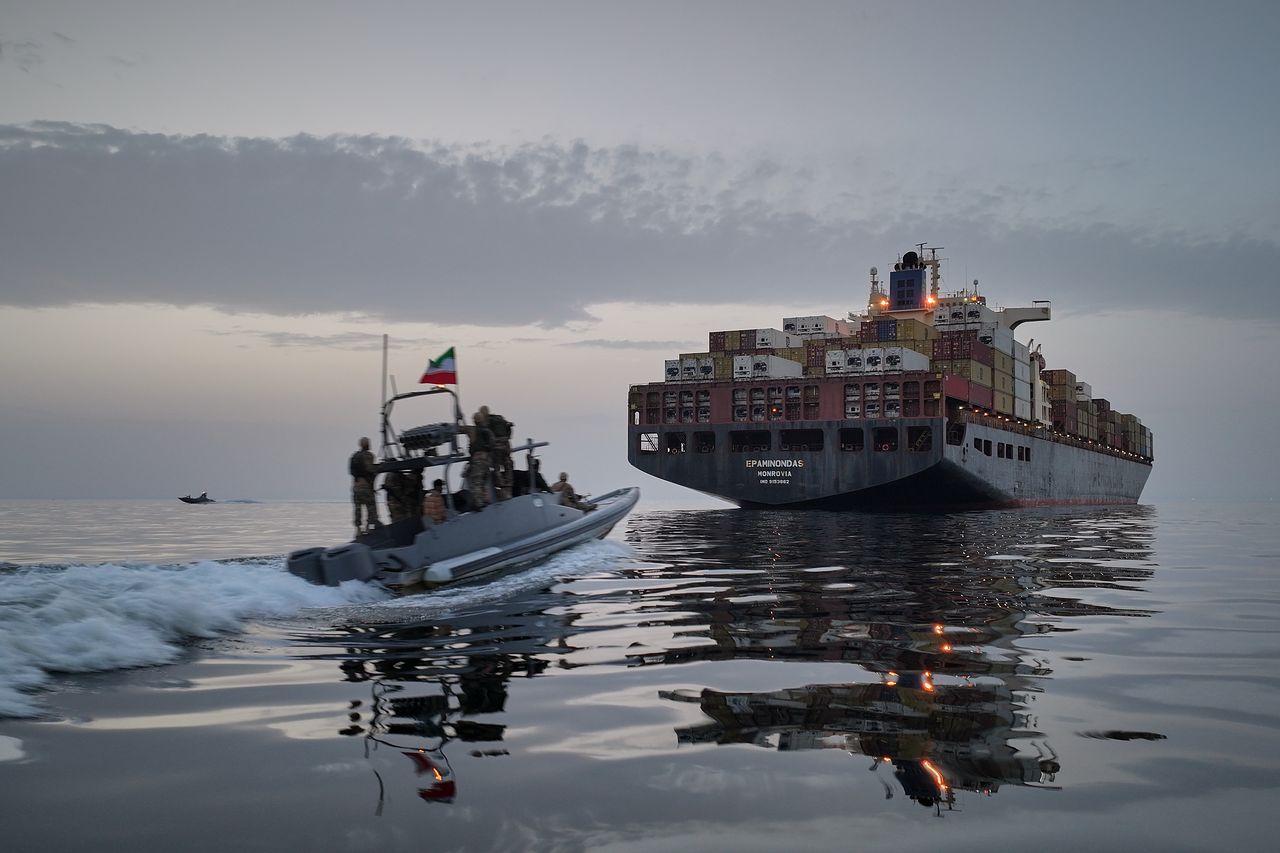 イラン軍がホルムズ海峡で船舶を拿捕する場面 ［AP＝聯合ニュース］