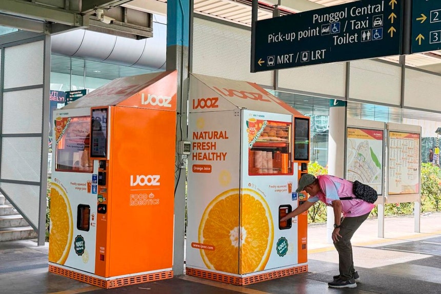 シンガポールにあるオレンジジュースの自販機。AP＝聯合ニュース