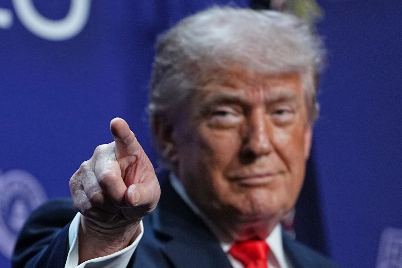 1日（現地時間）、ドナルド・トランプ米大統領がフロリダ州で開かれた減税関連のイベントで、演説中に支持者に向かってジャスチャーを取っている。AP＝聯合ニュース