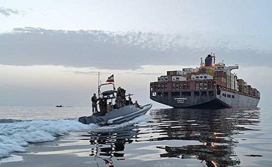 ホルムズ海峡通過船舶の拿捕を試みるイラン革命防衛隊の高速艇。［写真 AFP＝聯合ニュース］
