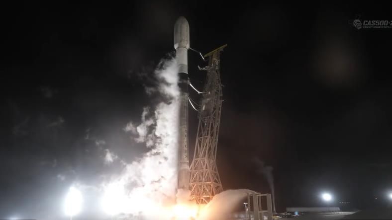 次世代中型衛星2号を搭載したスペースX「ファルコン9」 ［スペースX SNS キャプチャー］