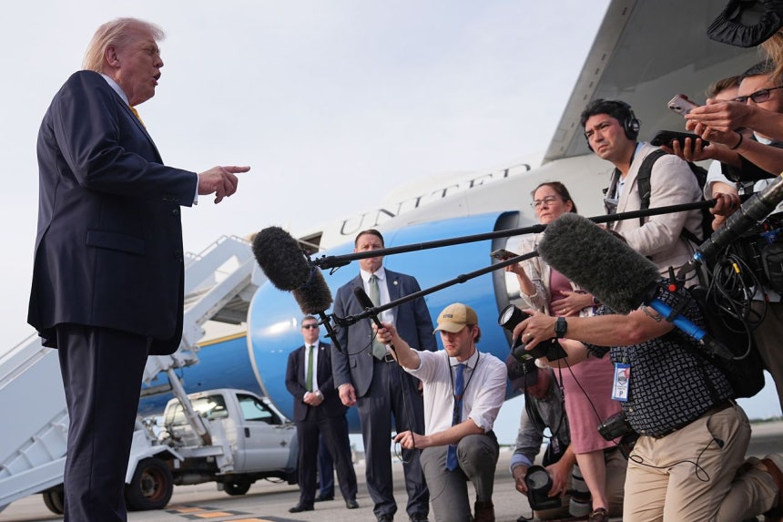 2日（現地時間）、米フロリダ州のパームビーチ国際空港で、トランプ大統領がマイアミへ移動するためにエアフォースワンに搭乗する際、記者団の質問に答えている。［AP＝聯合ニュース］