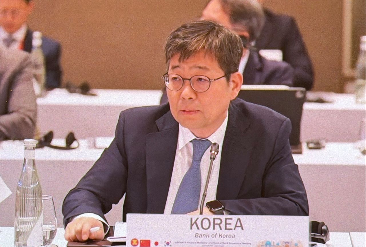 柳相大（ユ・サンデ）韓国銀行副総裁が3日（現地時間）、ウズベキスタンのサマルカンドで開かれたASEAN＋3財務相・中央銀行総裁会議で発言している。［韓国銀行］