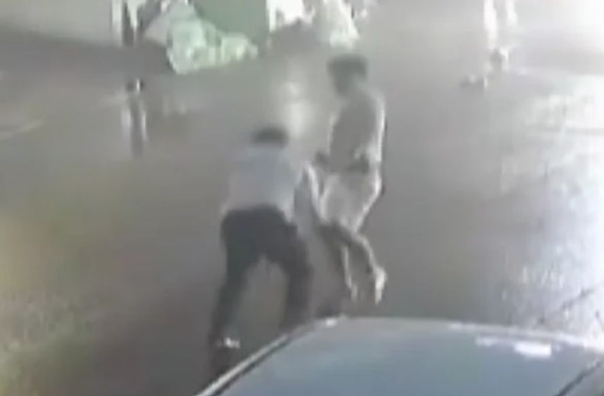   乱闘を繰り広げる男たち。［写真 大田警察庁］