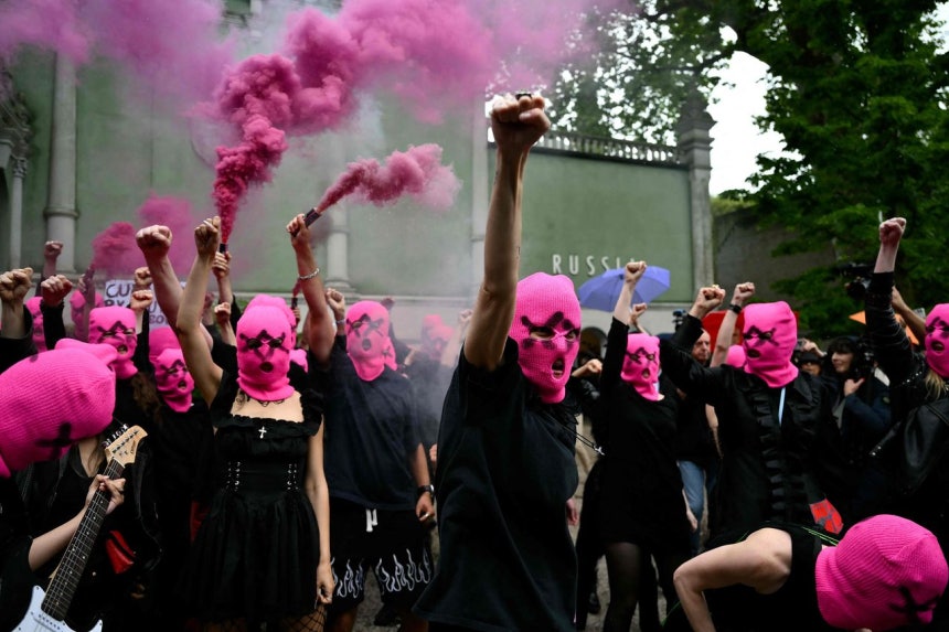 6日、国際女性団体の「フェメン（FEMEN）」と「プッシー・ライオット（Pussy Riot）」の活動家たちが、ベネチア・ビエンナーレのロシア館前で反対デモを行っている。［ベネチア AFP＝聯合］