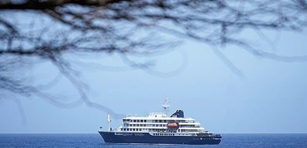 カーボベルデ領海に停泊中のクルーズ船「MVホンディウス」。［AP＝聯合ニュース］