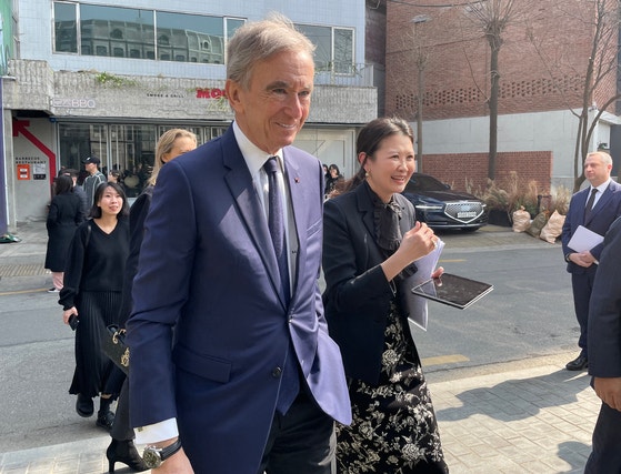  モエ・ヘネシー・ルイ・ヴィトン（LVMH）のベルナール・アルノー会長が2023年に娘でクリスチャン・ディオールCEOのデルフィーヌ・アルノーさん（後）とソウルの「ディオール聖水」を訪問している。［写真 ニュース1］
