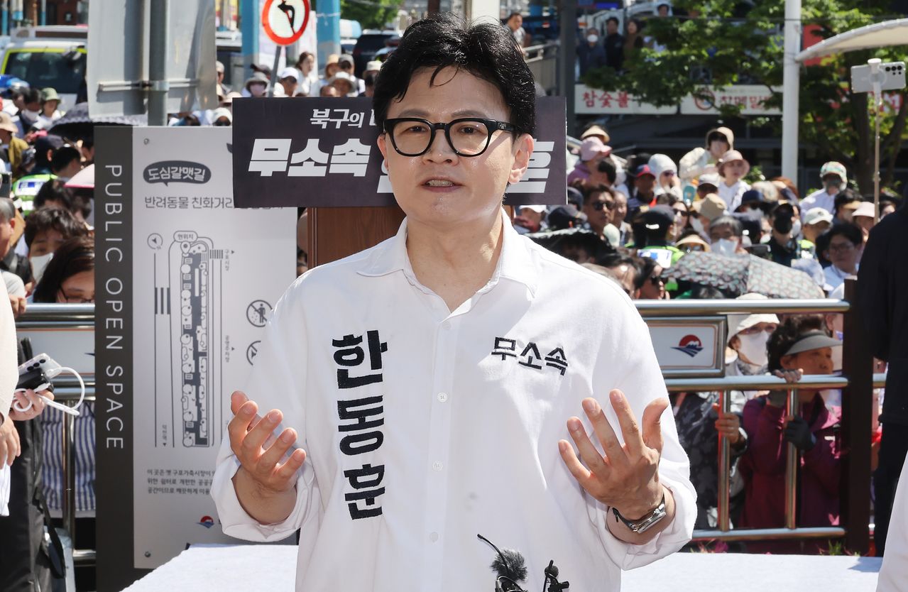 釜山北甲国会議員補欠選挙に無所属で出馬した韓東勲（ハン・ドンフン）前国民の力代表が9日釜山北区亀浦（クポ）市場付近の公園で出馬宣言をした後、市民とあいさつしている。　ソン・ボングン客員記者